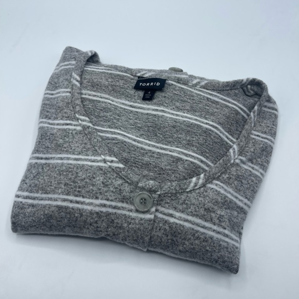Torrid Cardigan Sweater Womens‎ Size 4 Gray and white Button Up